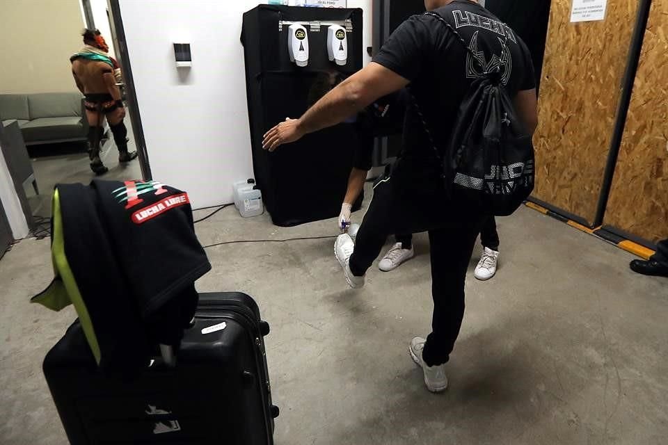 PARComo medida necesaria, hubo sanitización previo al evento Lucha Fighter AAA, además de que el personal usó protección para evitar e contagio del Covid-19.