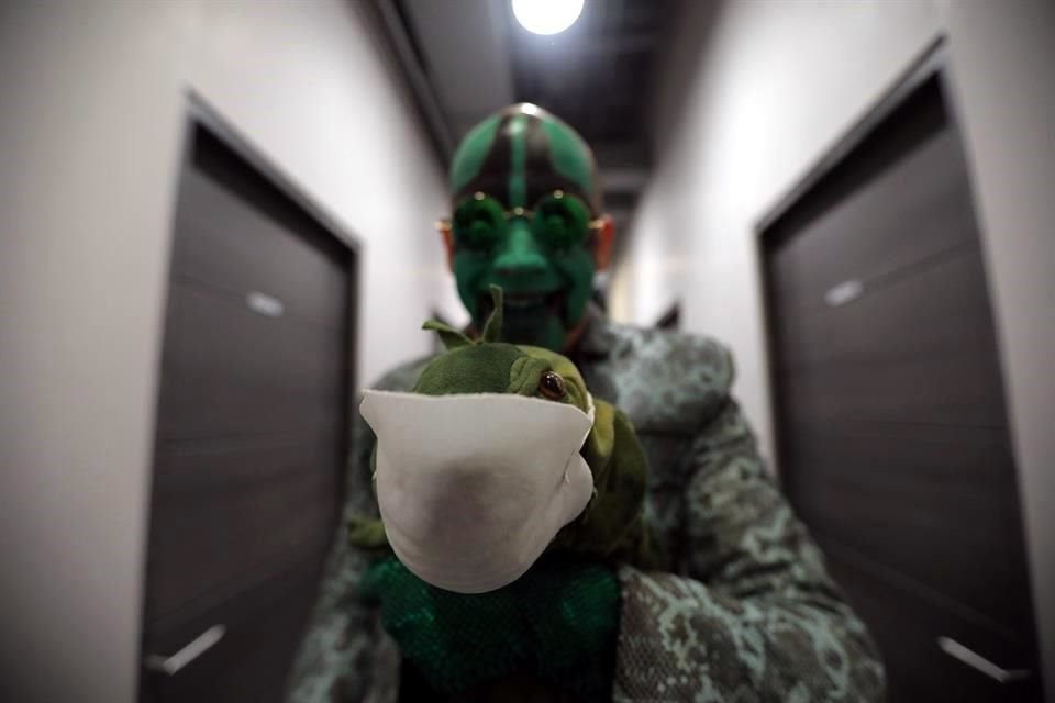 Como medida necesaria, hubo sanitización previo al evento Lucha Fighter AAA, además de que el personal usó protección para evitar e contagio del Covid-19.
