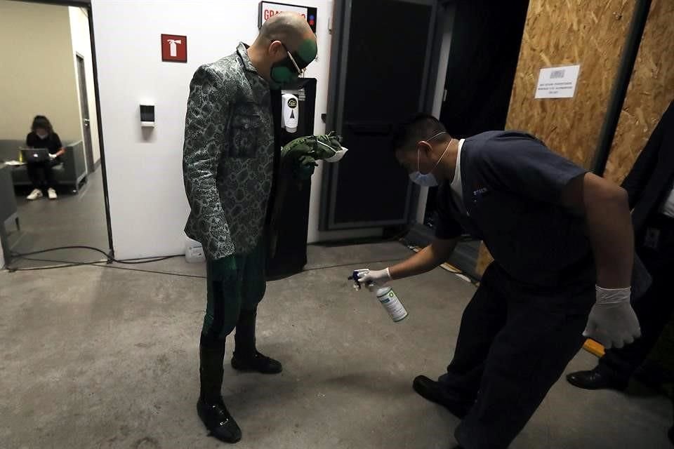 Como medida necesaria, hubo sanitización previo al evento Lucha Fighter AAA, además de que el personal usó protección para evitar e contagio del Covid-19.