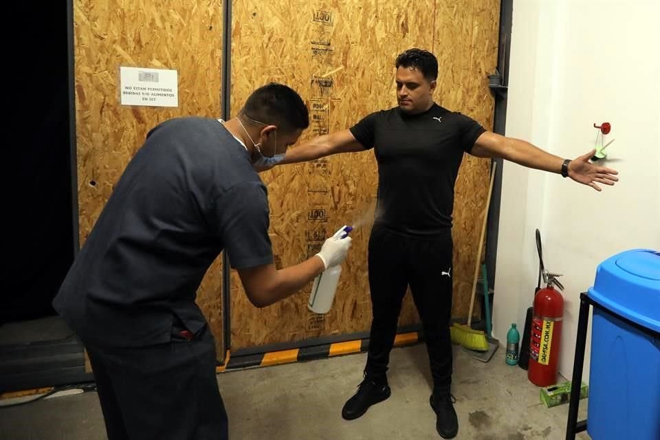Como medida necesaria, hubo sanitización previo al evento Lucha Fighter AAA, además de que el personal usó protección para evitar e contagio del Covid-19.