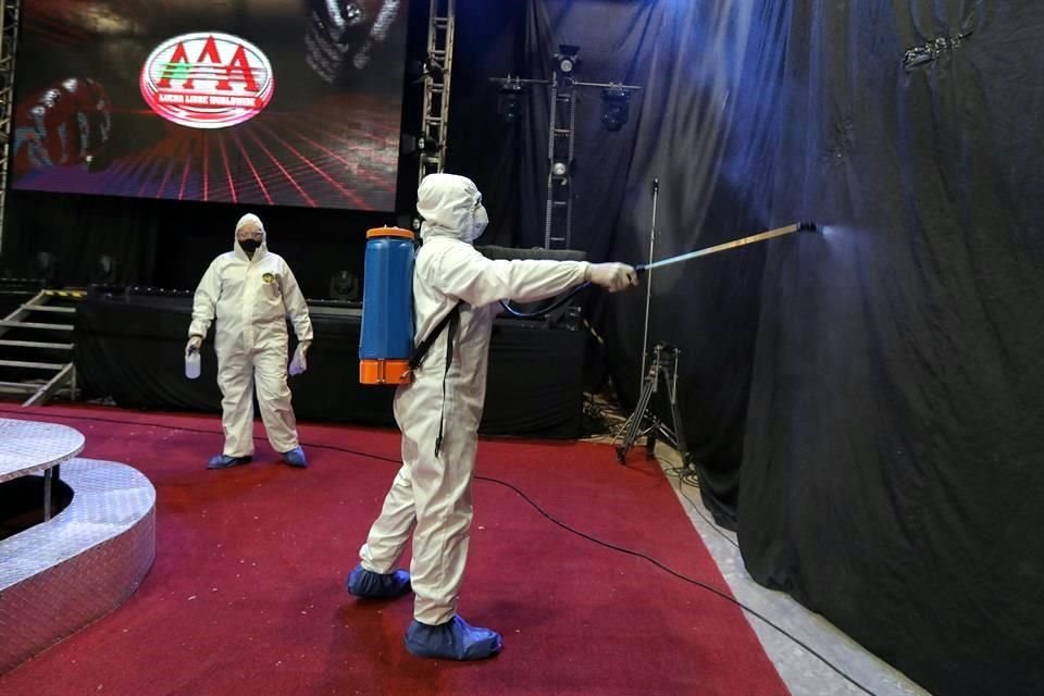 Como medida necesaria, hubo sanitización previo al evento Lucha Fighter AAA, además de que el personal usó protección para evitar e contagio del Covid-19.