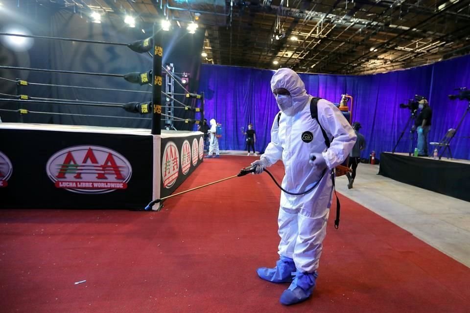 Como medida necesaria, hubo sanitización previo al evento Lucha Fighter AAA, además de que el personal usó protección para evitar e contagio del Covid-19.