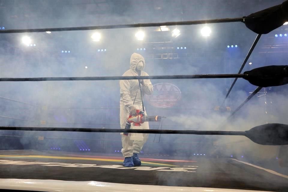 Como medida necesaria, hubo sanitización previo al evento Lucha Fighter AAA, además de que el personal usó protección para evitar e contagio del Covid-19.