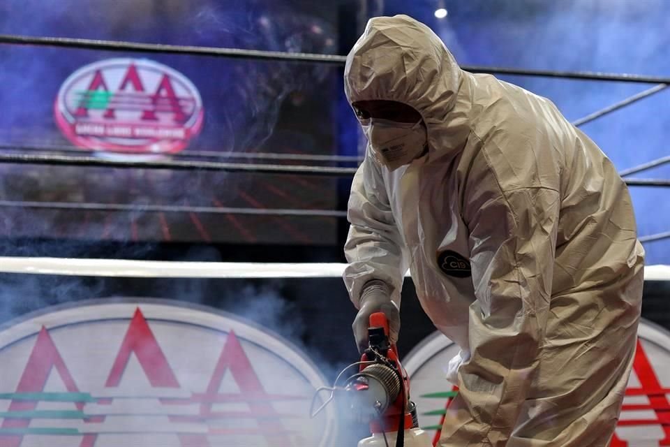 Como medida necesaria, hubo sanitización previo al evento Lucha Fighter AAA, además de que el personal usó protección para evitar e contagio del Covid-19.