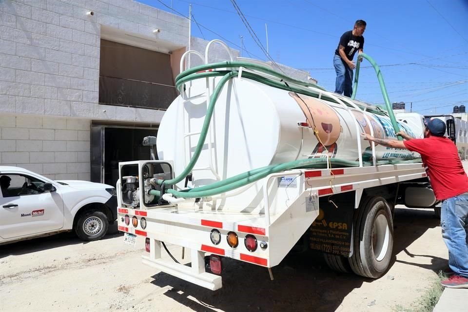 En Lomas del Centinela, en Zapopan, surten agua por medio de pipas.