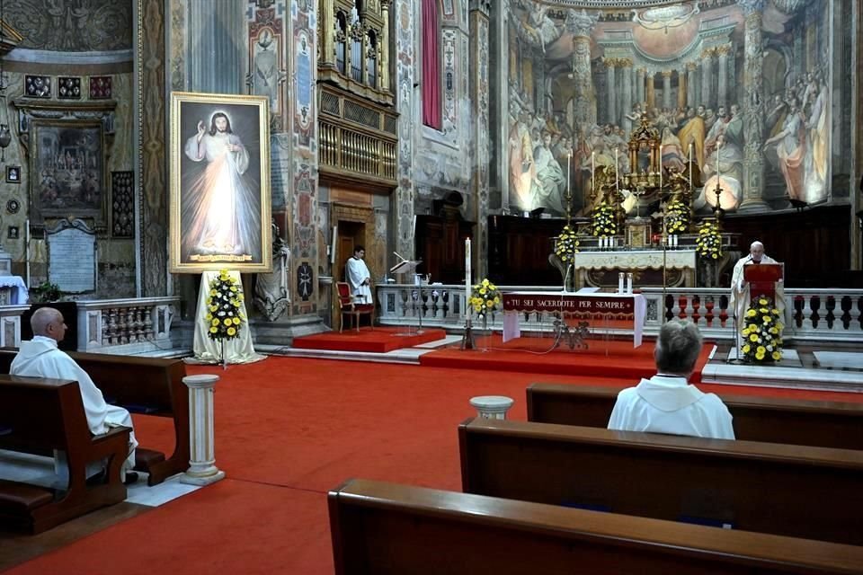 El Papa salió del Vaticano para celebrar una misa en una iglesia cercana, en la que pidió un futuro sin desigualdad ante coronavirus.