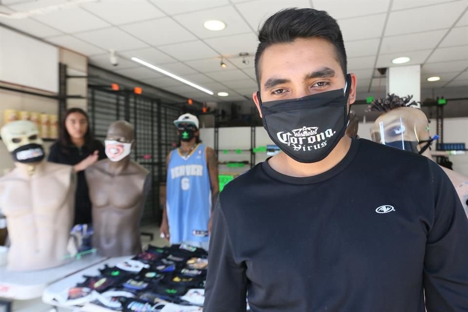 Desde este lunes es obligatorio en Jalisco usar cubreboca en la calle, por lo que algunos buscan sentirse cómodos con 'alocados' diseños.