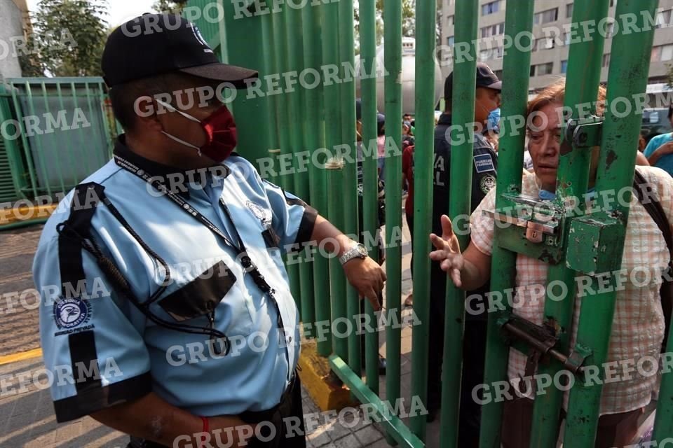 Los familiares lograron abrir la puerta del hospital de Tlatelolco.