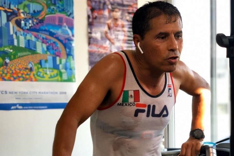 El experimentado corredor quiso motivar al personal sanitario en México que trabaja día y noche durante la contingencia sanitaria.