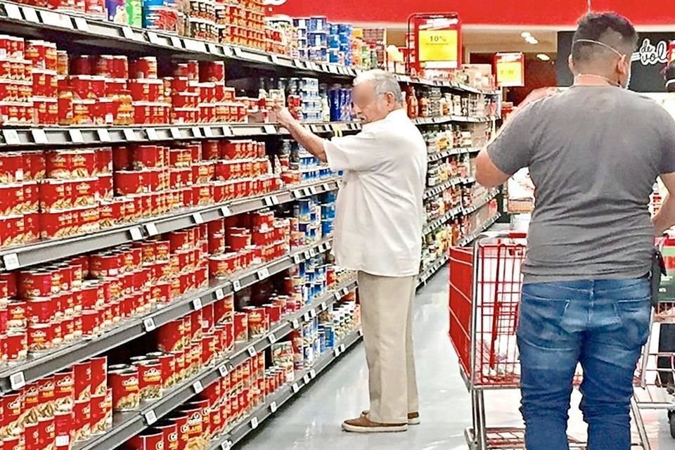 En los supermercados es común observar a clientes que no utilizan cubrebocas, lo que aumenta el riesgo de contagio de Covid-19.