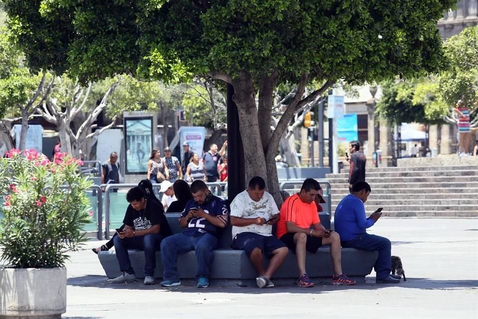 Personas descansan en el centro el domingo pese a las medidas de aislamiento social.