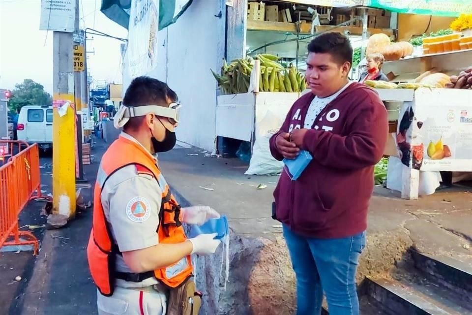 Los ayuntamientos de Guadalajara y Zapopan comenzaron con la repartición gratuita de cubrebocas.