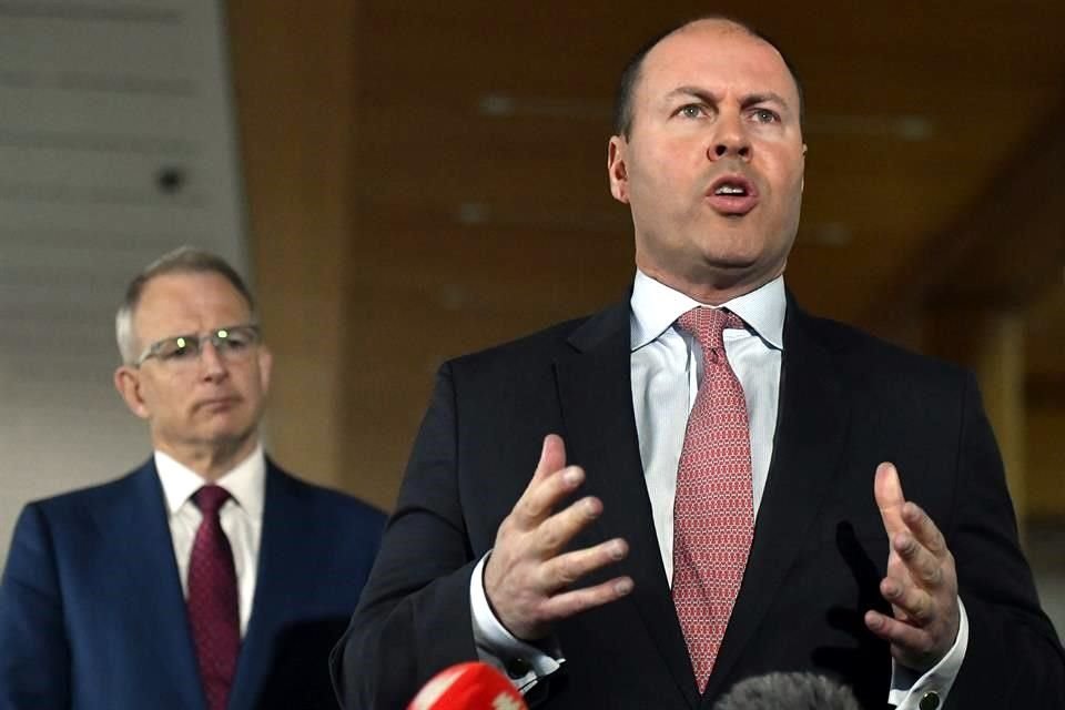 Josh Frydenberg, Tesorero de Australia, y al fondo Paul Fletcher, Ministro de Comunicaciones.