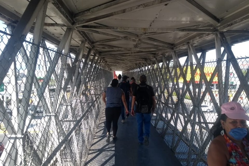 En el puente peatonal de Periférico y Colón se notó afluencia pese a que el aislamiento social ya es obligatorio.