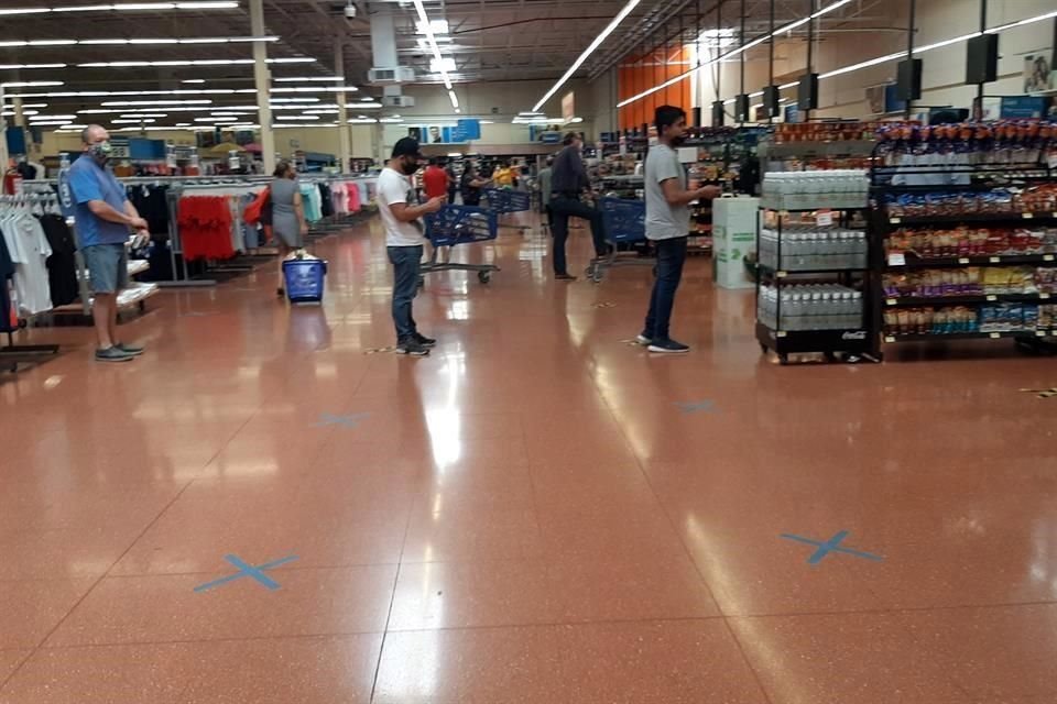 En el primer día del uso obligatorio de cubrebocas en los supermercados de la ciudad, los clientes no obedecieron la medida al 100 por ciento.