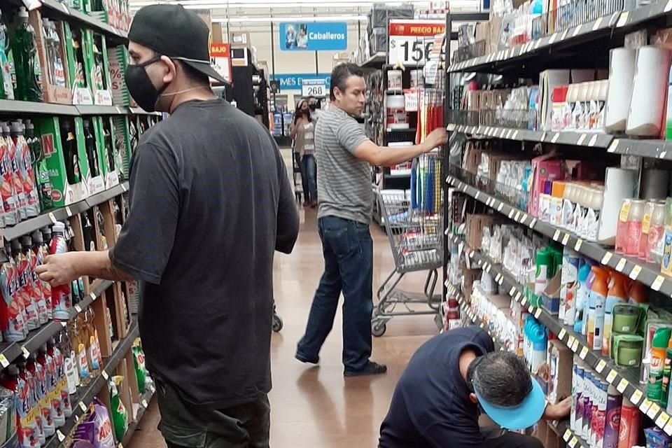 Aunque en algunas tiendas regresaron a los compradores, en otras permitieron entrar sin la protección.