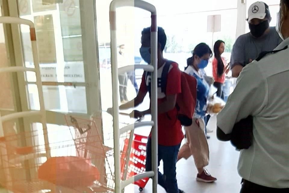 En un recorrido de EL NORTE por distintos establecimientos se constató que la mayoría de los supermercados no permitieron el ingreso de compradores que llegaban sin cubrebocas.