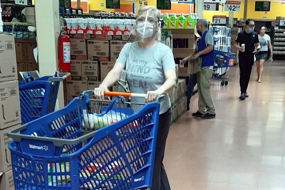 En Walmart Las Torres, cerraron uno de sus dos accesos como salida para reforzar la vigilancia.
