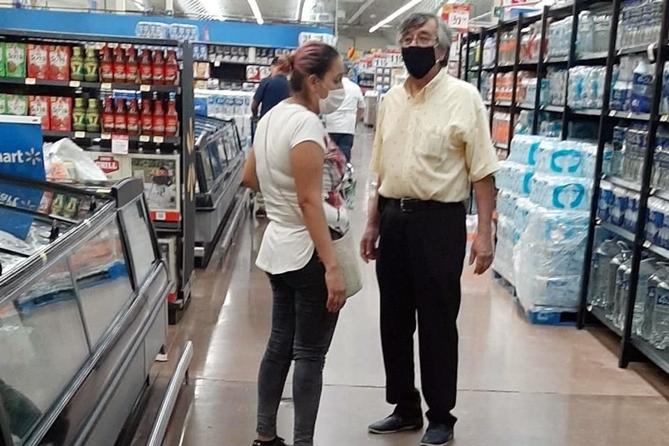 En Bodega Aurrera y otros supermercados al interior de centros comerciales también se cumplió con la medida.