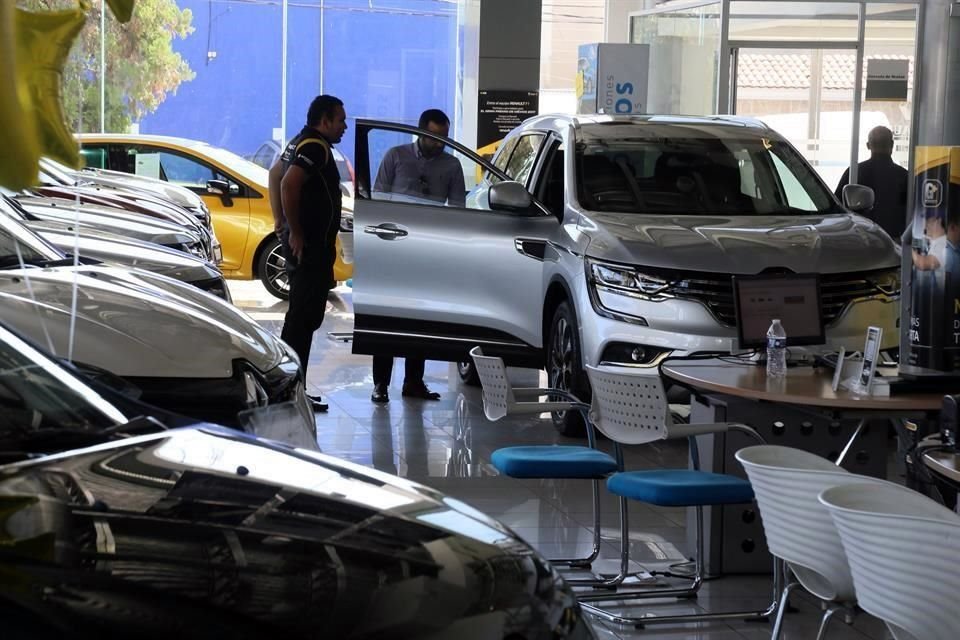 En términos absolutos, de enero a agosto de 2020, las ventas de autos se ubicaron en 586 mil 410 unidades. 