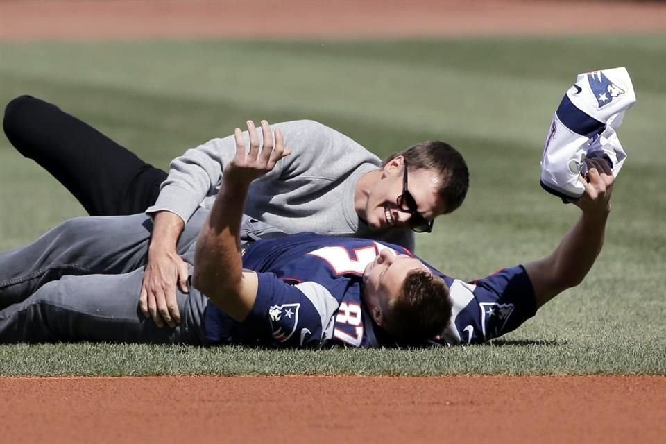 Brady ganó tres de sus títulos de Super Bowl con Gronkowski.