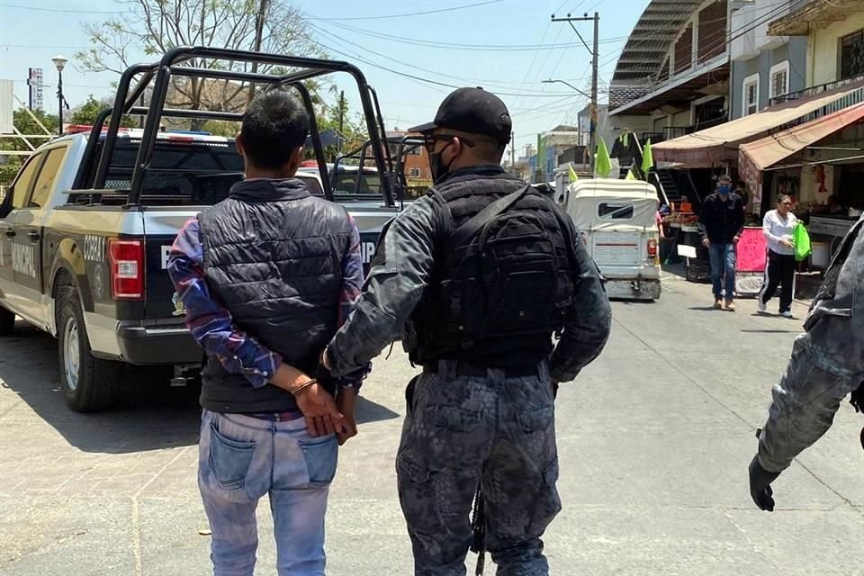 Cinco individuos reaccionaron de forma agresiva contra policías en San Martín de las Flores.