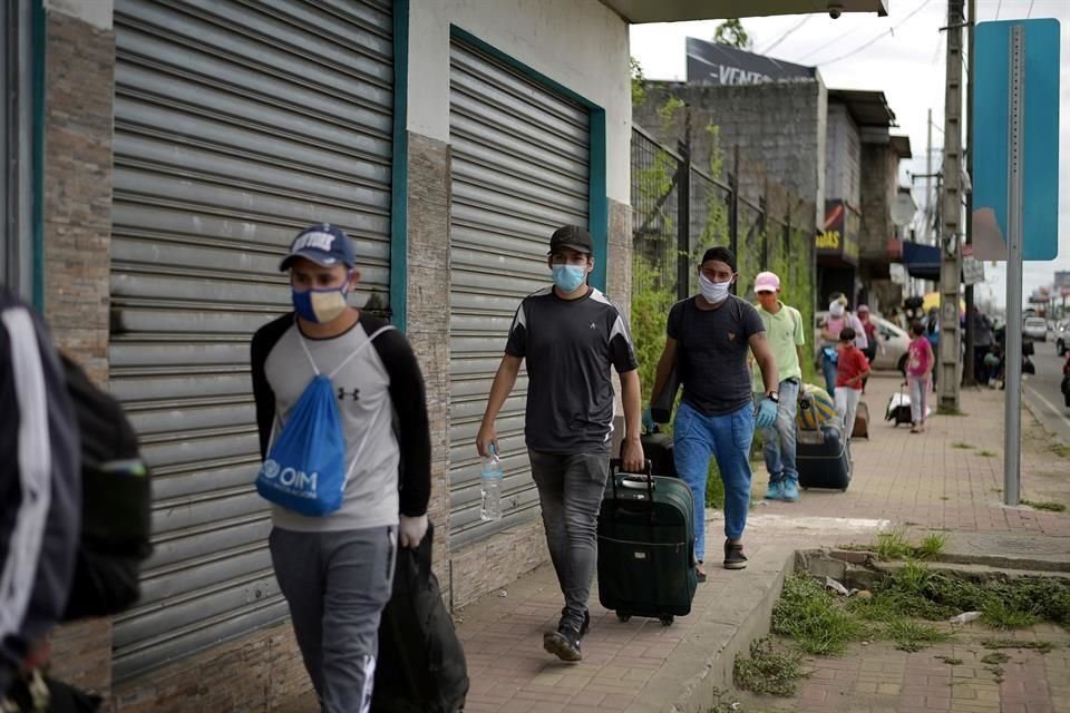 Migrantes venezolanos en Durán, Ecuador comienzan su travesía a pie para salir del país; algunos de regreso a Venezuela mientras que otros buscan migrar a un país distinto.