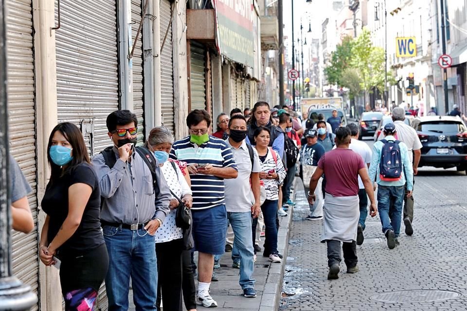 Pese a que la Fase 3 por la pandemia de coronavirus se decretó ayer por la mañana, las calles de la ciudad y el transporte registraron movilidad como de un día casi normal.