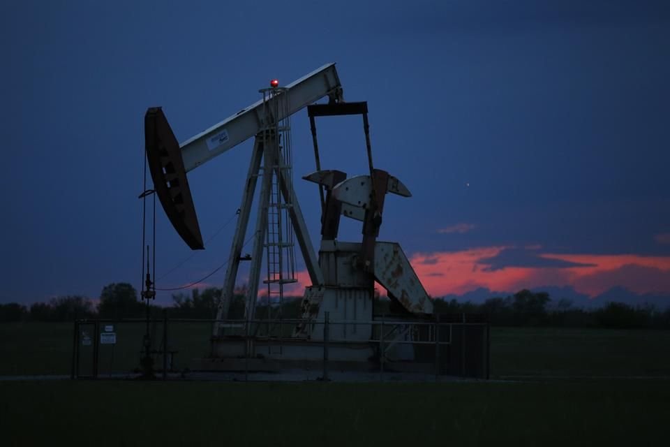 El precio del barril de petróleo Brent sigue su tendencia a la baja y su costo para entregar en junio cayó 15.26% y quedó en 16.38 dólares.