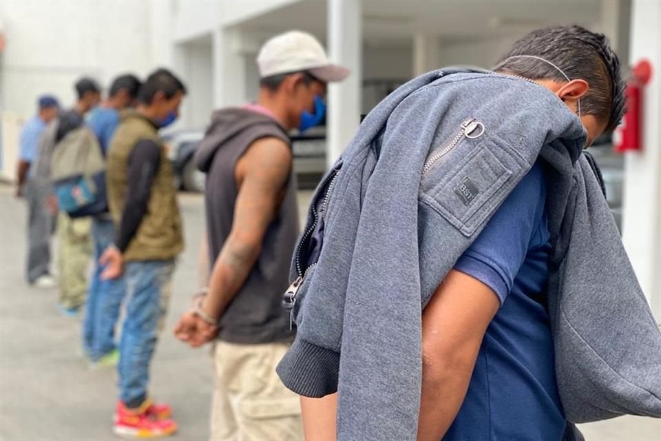 60 habitantes de San Pedrito, San Martín de las Flores, Los Meseros y Parques de la Victoria, fueron detenidos por no traer cubrebocas.