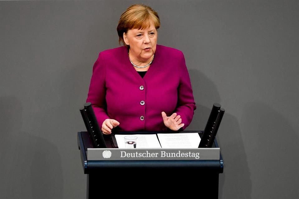 Angela Merkel habla en el Parlamento ante legisladores.