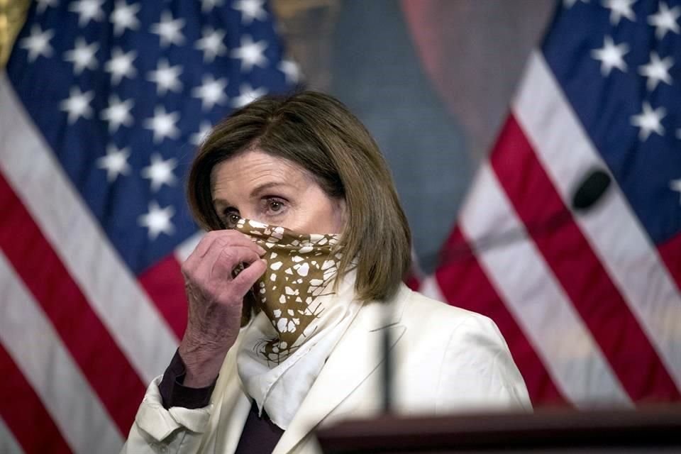 La lideresa de la Cámara baja de EU, Nancy Pelosi, durante una conferencia de prensa.