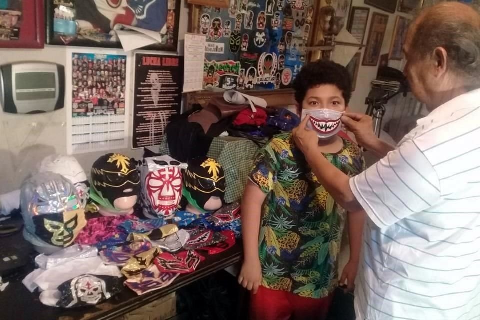 La Zaeta, hacedor de máscaras y vestimentas de luchadores, recurrió a los cubrebocas para tener otro ingreso.