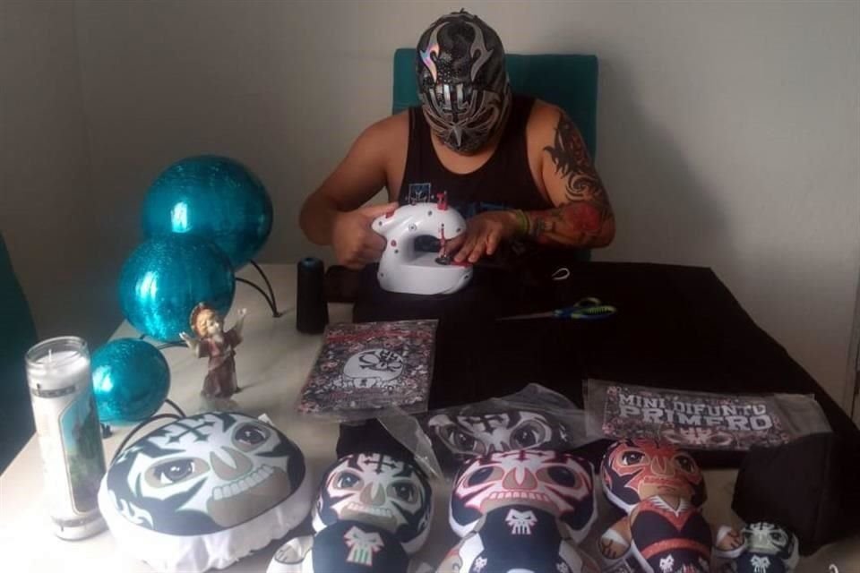 Mini Difunto vive de la lucha libre, pero por ahora hace tapabocas para ayudarse a pagar los gastos.