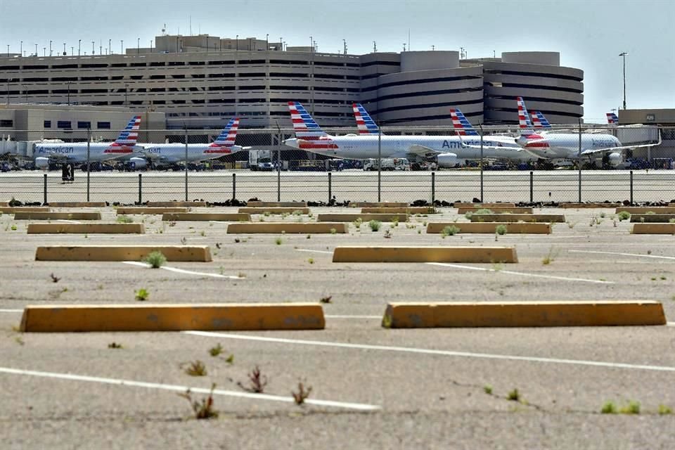 Aviones de American Airlines estacionados en el aeropuerto de Phoenix.