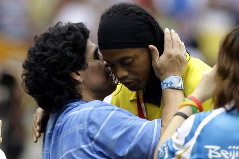 Maradona confía en la inocencia de Ronaldinho.