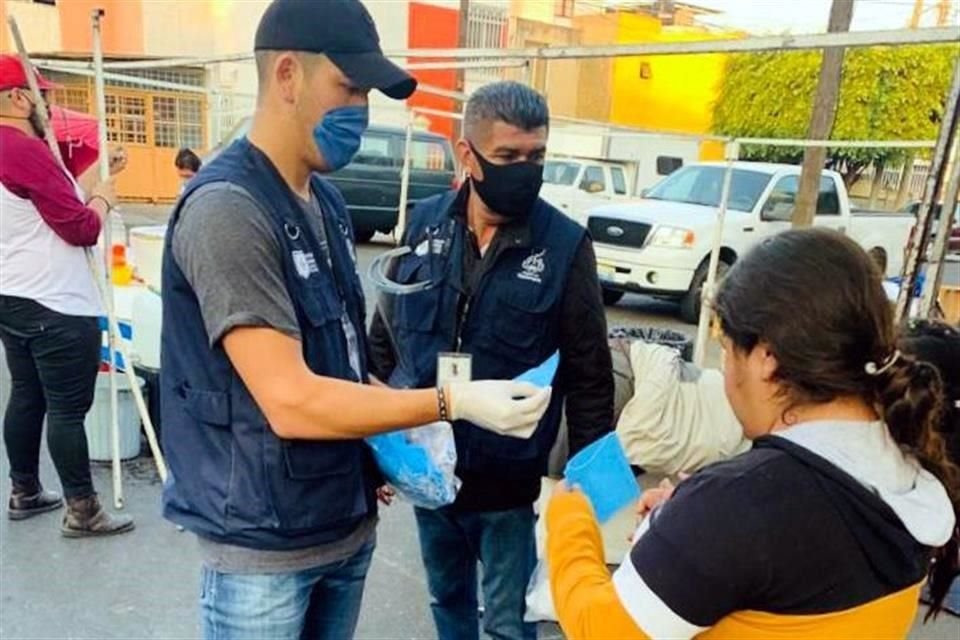 El Ayuntamiento de Guadalajara repartió cubrebocas en el tianguis de El Baratillo.