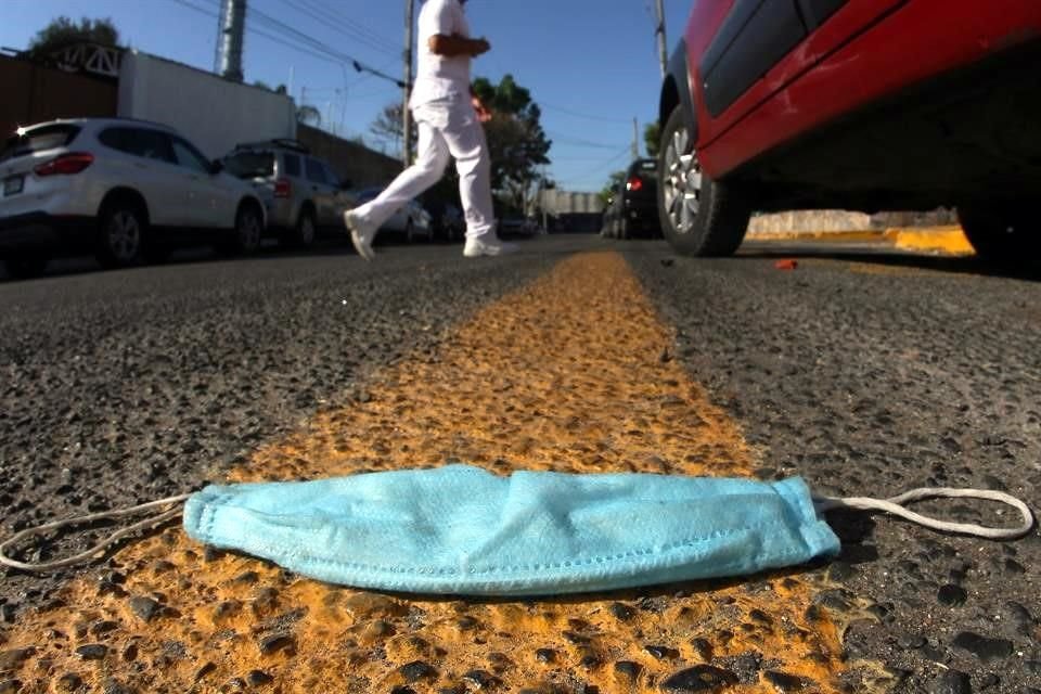 Ya sea en el Centro de Guadalajara o de Tonalá, cubrebocas de un solo uso son abandonados sobre la banqueta. Pueden tapar alcantarillas, además de ser foco de infección.