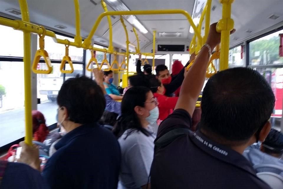 Las unidades lucen llenas, pese a las medidas recomendadas de sana distancia por el Covid-19.