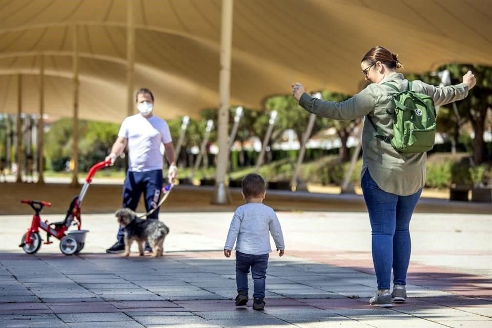 Una familia pasea por el parque el primer día en el que los menores de 14 años pueden salir a las calles en Andalucía, España.