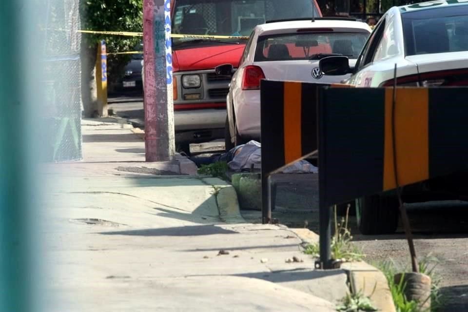 Vecinos reportaron escuchar varias detonaciones provenientes de la calle Catarroja, esquina con Medinachelli.