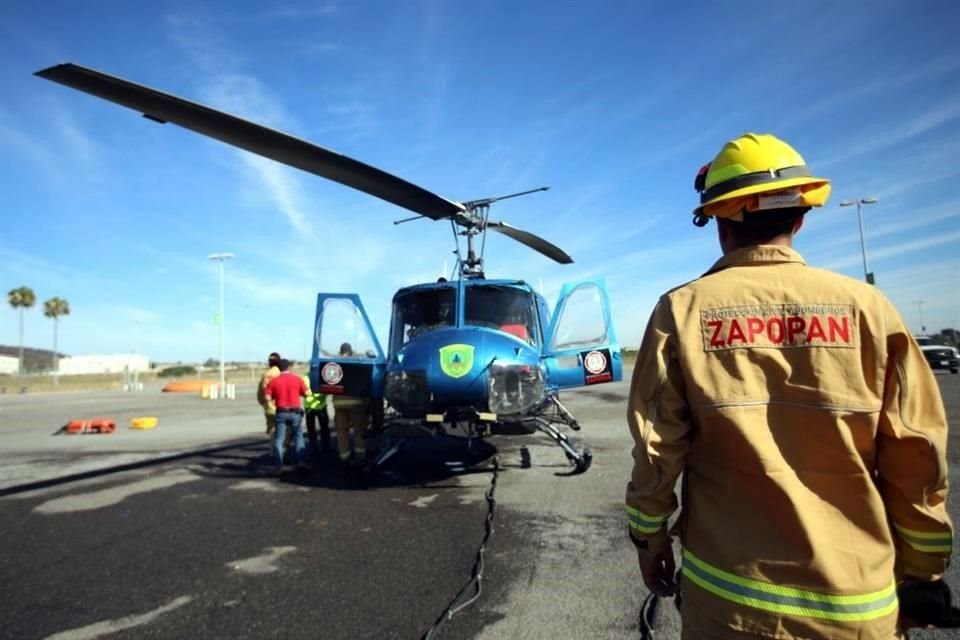 El Ayuntamiento de Zapopan rentó el helicóptero 'Tláloc' para apoyar desde aire en la sofocación de las llamas.