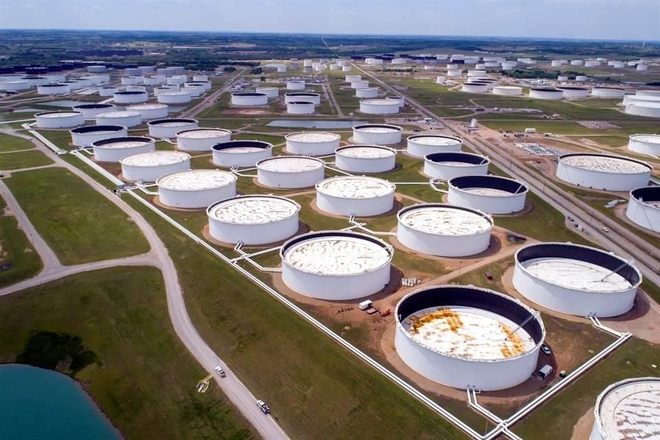 Tanques de almacenamiento de crudo en la terminal de Cushing, Oklahoma.