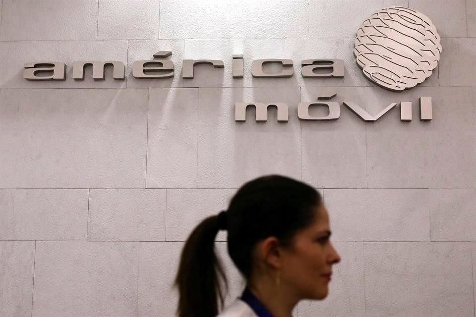 América Móvil es controlada por la familia del multimillonario Carlos Slim.