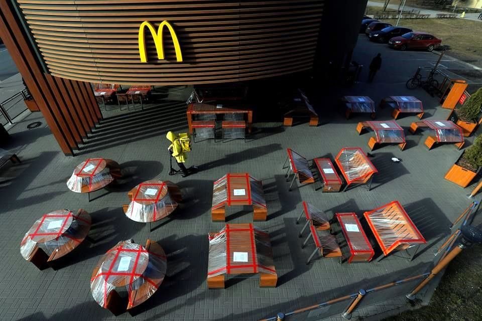 McDonald's dijo que la ganancia neta bajó a mil 100 millones de dólares en el primer trimestre.