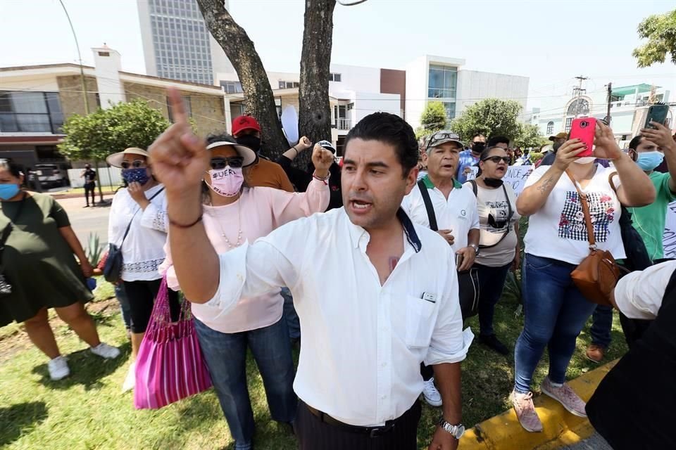 Con cubrebocas pero sin guardar sana distancia, los manifestantes se colocaron en el camellón de la Avenida Manuel Acuña, justo enfrente de Casa Jalisco.