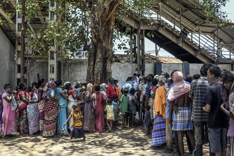 Trabajadores migrantes en Mumbai, India, que han quedado atrapados lejos de sus hogares por la pandemia de Covid-19.