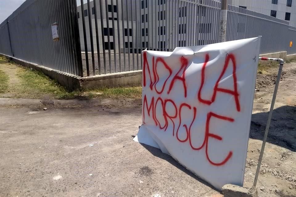 Los vecinos se reunieron para manifestarse contra la morgue que se proyecta en el estacionamiento del Hospital de Cancerología.