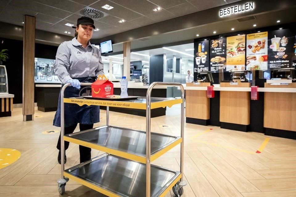 Arnhem (Netherlands), 01/05/2020.- A McDonald's staff is at work at a test location set up in the fast-food chain's branch at GelreDome in Arnhem, The Netherlands, 01 May 2020.