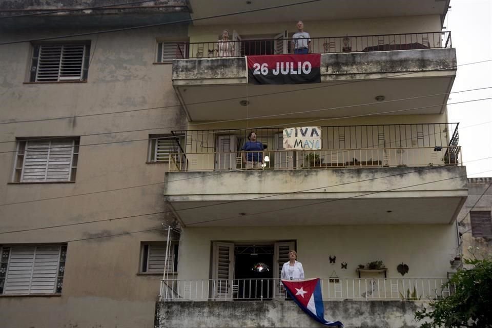 Desde sus balcones, los residentes cubanos colgaron banderas y letreros referentes al Día del Trabajador.